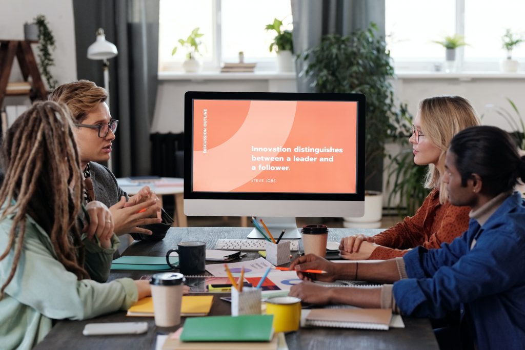 Reunir-se com sua equipe de vendas para gerenciamento de leads. Meets.